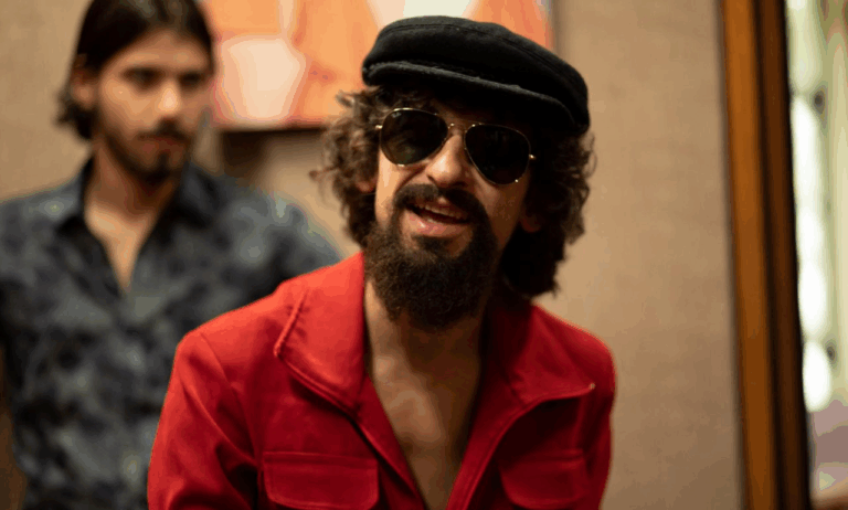 Imagem de Ravel Andrade como Raul Seixas em série do Globoplay