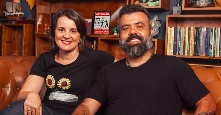 Foto de Sarah Buchwitz, ex-CEO do Grupo Flow, e Igor Coelho, apresentador do Grupo