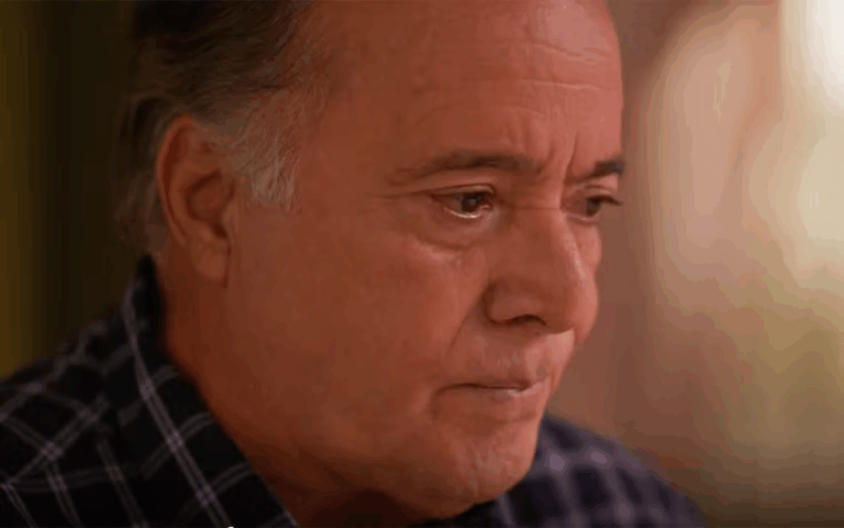 Abel é notificado pela oficial de justiça em Dona de Mim