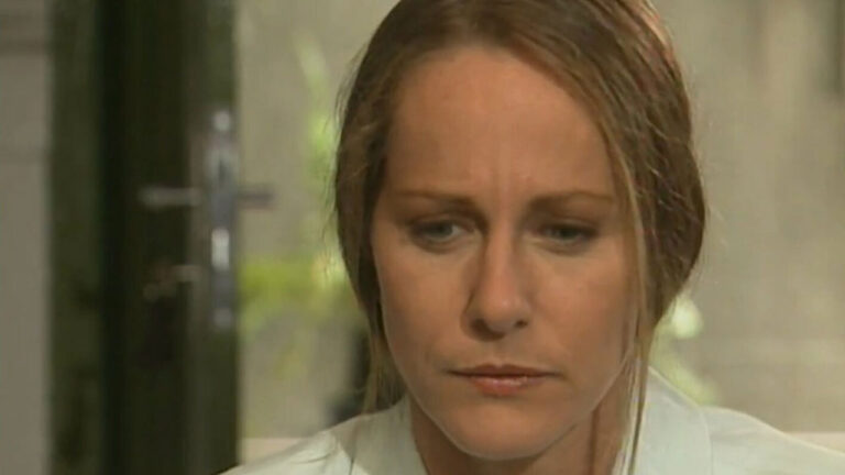 Lucinha Lins com expressão triste como Estela em cena da novela A Viagem