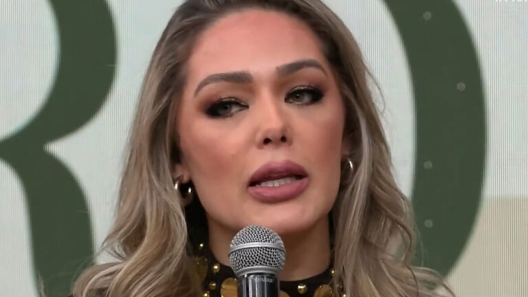 Tania Mara segurando microfone durante participação no programa Melhor da Tarde da Band