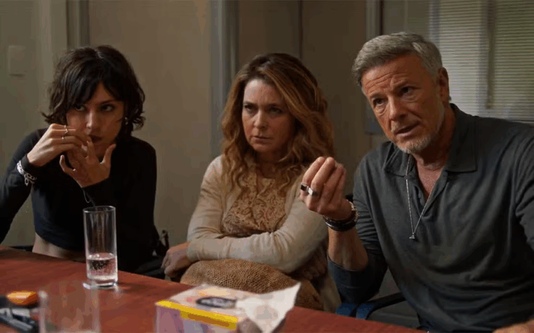 Jaques e Nina levam Filipa ao Pronto Socorro em Dona de Mim