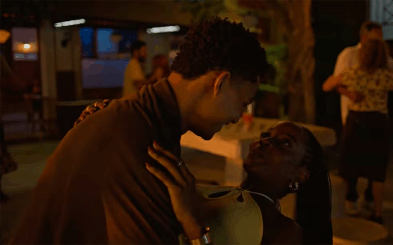 Leo começa a mostrar o seu mundo para Samuel em Dona de Mim