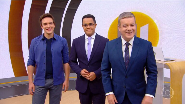 Foto de Alessandro Jodar, Marcelo Pereira e Roberto Kovalick no estúdio do Hora 1