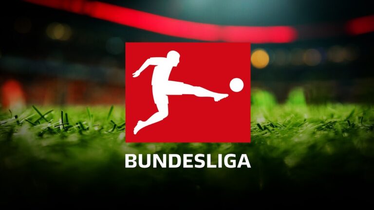 Logotipo da Bundesliga em vermelho com silhueta de jogador chutando bola sobre campo de futebol com grama verde