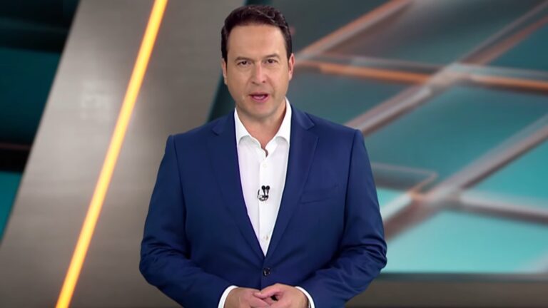 Foto de Eduardo Ribeiro apresentando o Domingo Espetacular