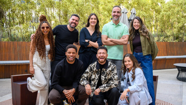 Profissional do GE TV posam sorridentes em área externa durante divulgação do novo canal esportivo da Globo