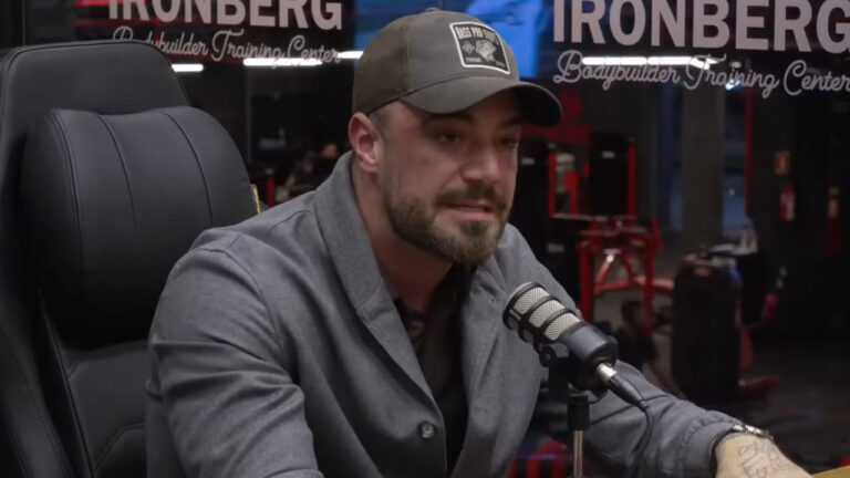 Felipe Titto fala ao microfone durante entrevista no estúdio de podcast