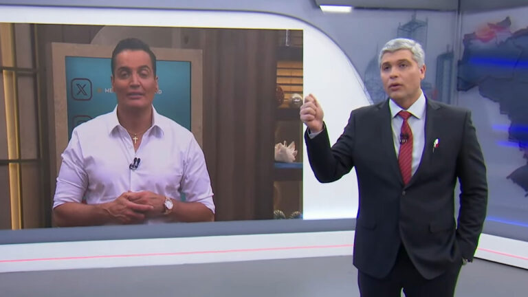 Leo Dias aparece em telão enquanto Joel Datena de terno apresenta o Brasil Urgente na Band