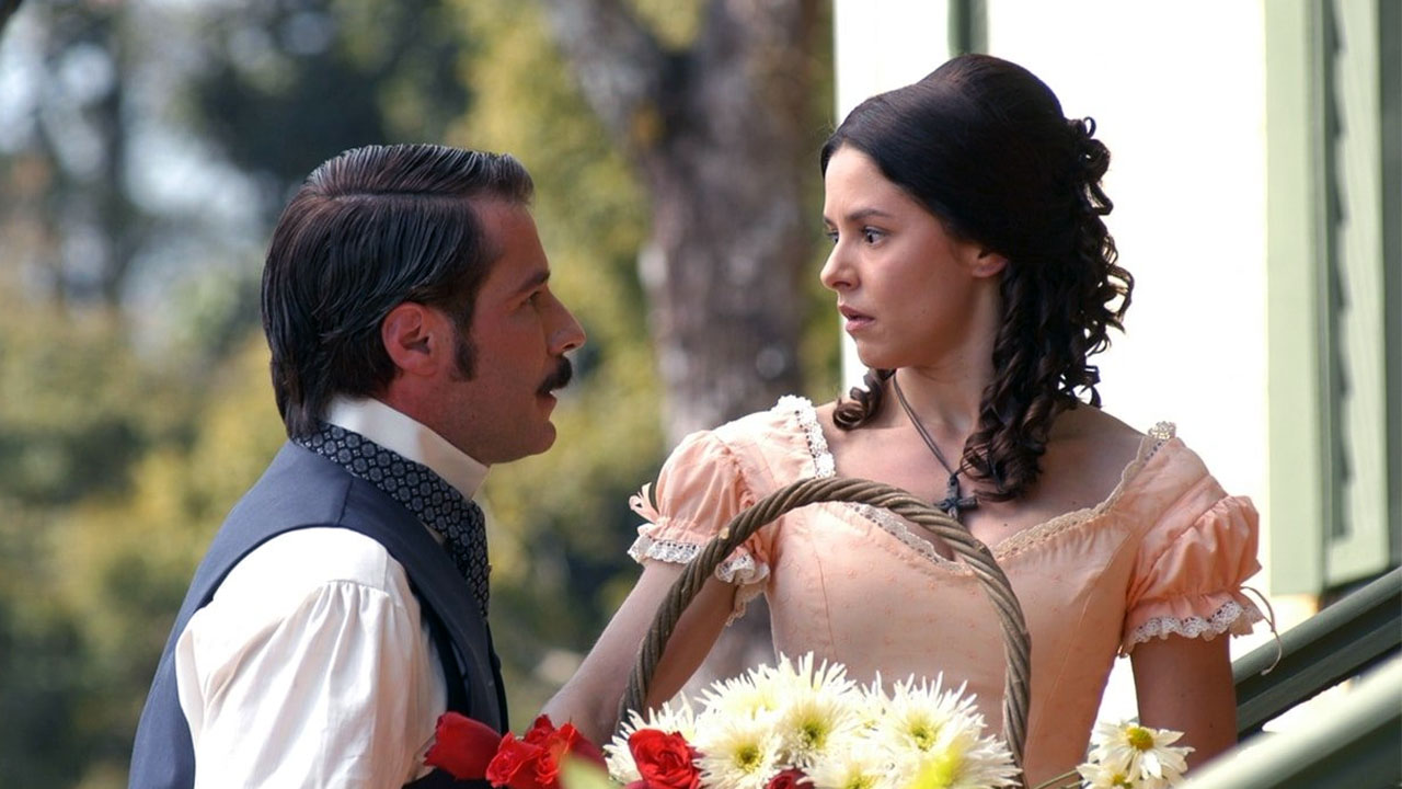 Leôncio (Leopoldo Pacheco) encara Isaura (Bianca Rinaldi) em cena da novela A Escrava Isaura