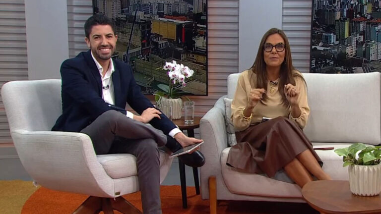 Marco Matos e Cristina Ranzolin sentados em poltronas no estúdio do Jornal do Almoço da RBS em Porto Alegre