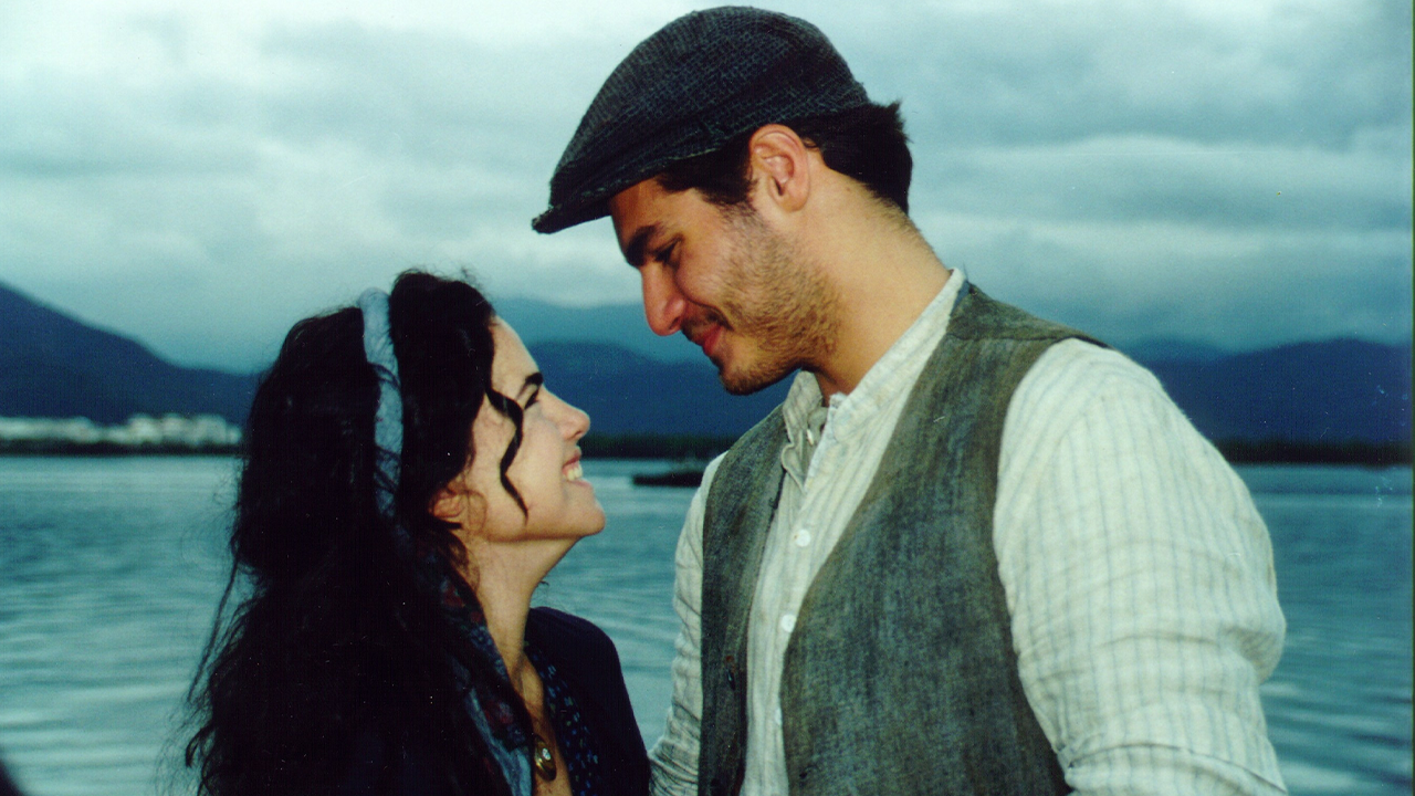 Matteo interpretado por Thiago Lacerda e Giuliana vivida por Ana Paula Arósio trocam olhares apaixonados à beira-mar em Terra Nostra