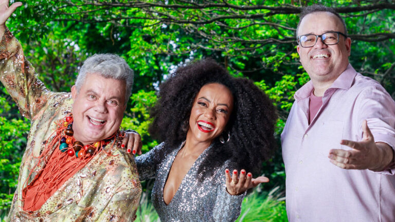 Milton Cunha, Valéria Almeida e Everaldo Marques sorrindo juntos em foto promocional do Carnaval 2025 da Globo