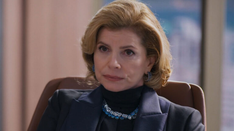 Débora Bloch caracterizada como Odete Roitman com expressão séria em cena do remake da novela Vale Tudo