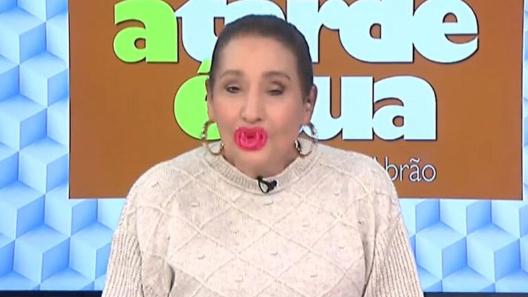 Sonia Abrão segura chupeta na boca durante apresentação do programa A Tarde é Sua na RedeTV