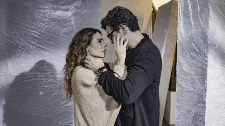 Heleninha e Renato ficam em clima de romance na Galeria de Arte em Vale Tudo
