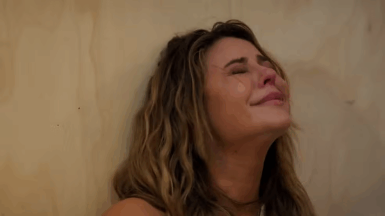 Heleninha toma um chá batizado por Marina e passa mal em Vale Tudo