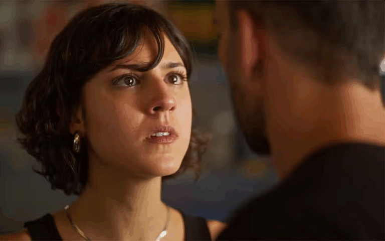 Nina enfrenta Deco, após jogar fora a sua droga em Dona de Mim