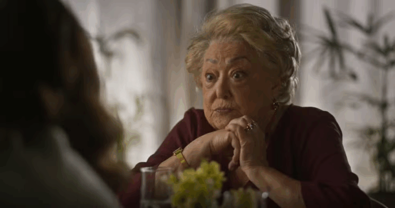 Rosa resolve antecipar as suas decisões quanto ao seu patrimônio em Dona de Mim