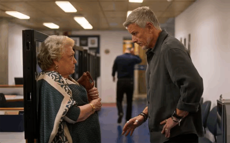 Rosa se perde na rua e é levada para a delegacia em Dona de Mim