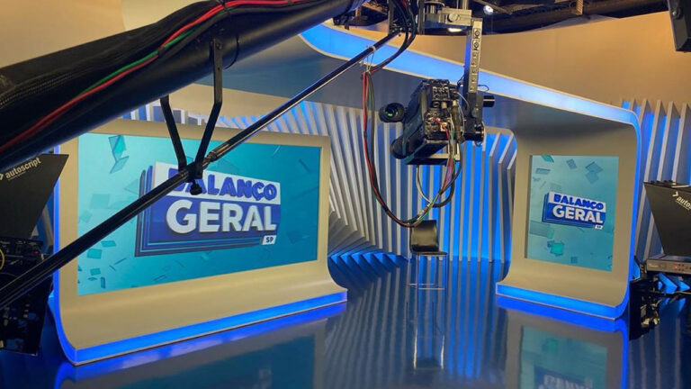 Cenário do Balanço Geral SP da Record com telões azuis e logotipo do programa em destaque atrás das câmeras