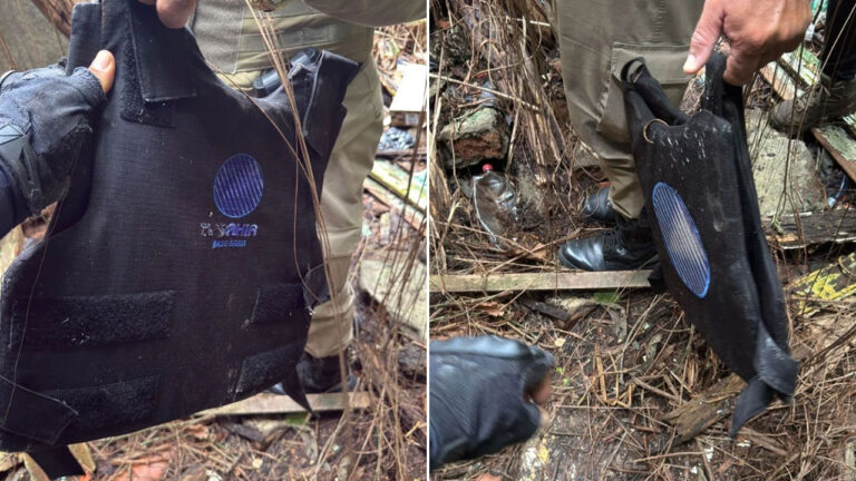 Colete da TV Bahia encontrado por policiais em esconderijo de traficantes em área de mata em Salvador