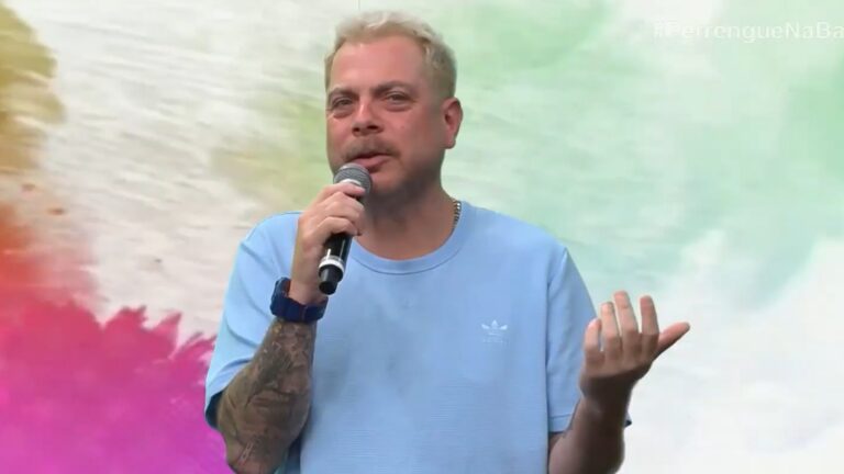 Foto de Dennys Motta apresentando o Perrengue na Band