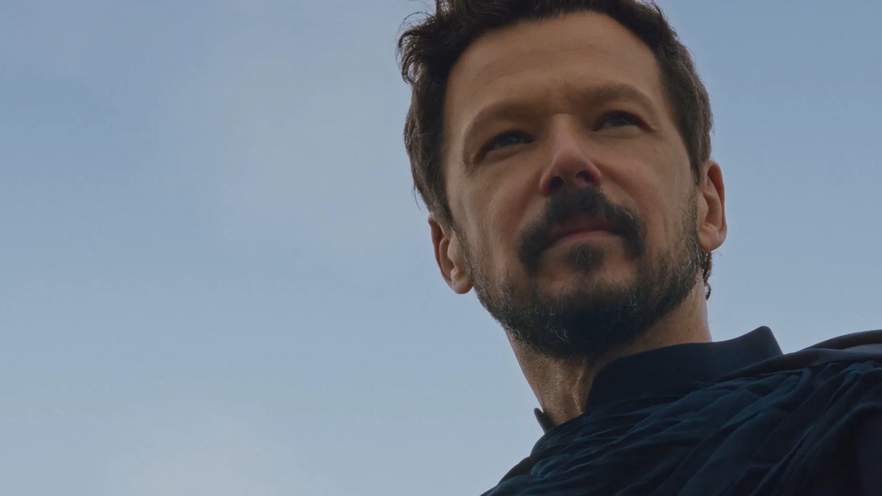 Guilherme Berenguer caracterizado como Jó com barba e roupas escuras olhando para o horizonte em cena da novela A Vida de Jó