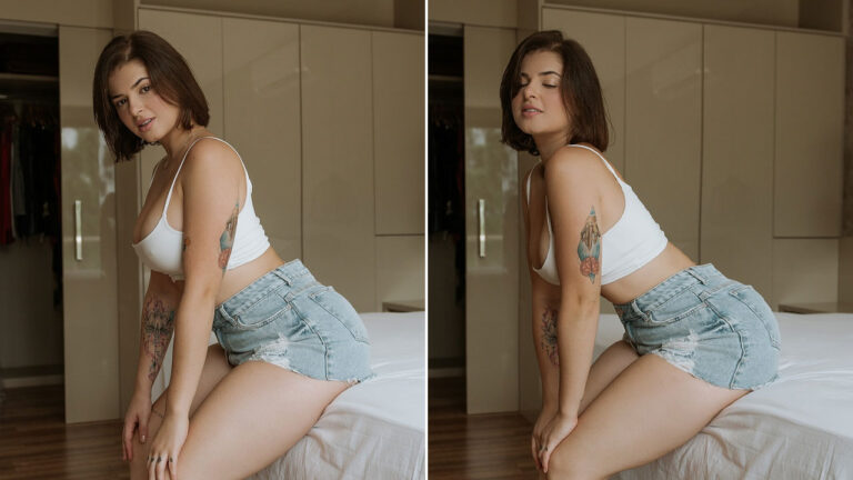 Kerolay Chaves de top branco e shorts jeans curtos posando em quarto com guarda-roupa ao fundo