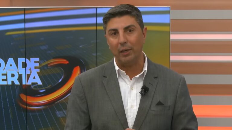 Foto do apresentador Nader Khalil no estúdio do Cidade Alerta