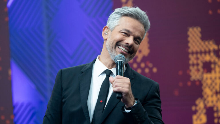 Otaviano Costa sorri segurando microfone durante apresentação do Melhor da Noite na Band