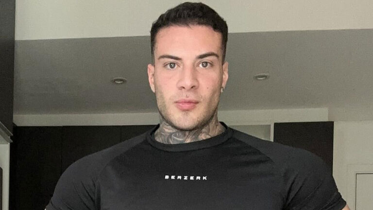 Rafa Marttinz posando para foto em ambiente interno usando camiseta preta de treino com estampa Berzerk