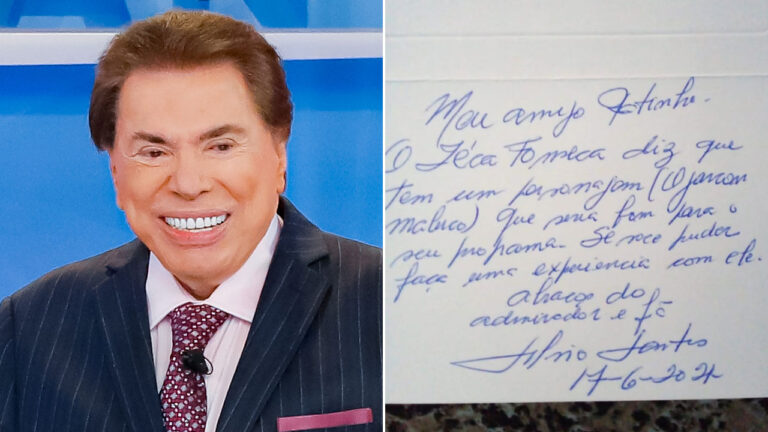 Silvio Santos sorrindo de terno e gravata ao lado de bilhete escrito à mão em papel branco