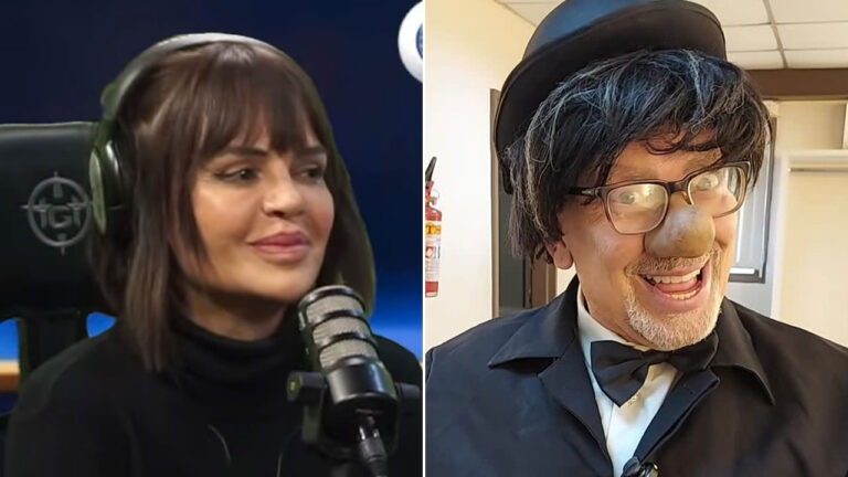 Valentina Francavilla fala em estúdio de podcast com microfone e fones de ouvido e Santos caracterizado como personagem humorístico