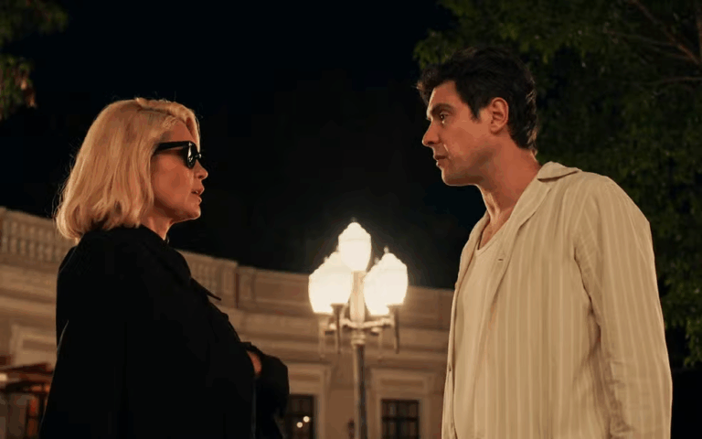 Sandra tenta matar Candinho, mas Dita é quem recebe a bala em Êta Mundo Melhor!