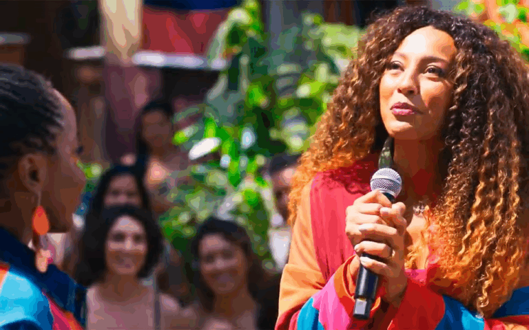 Sol chega atrasada ao evento de Leo em Dona de Mim