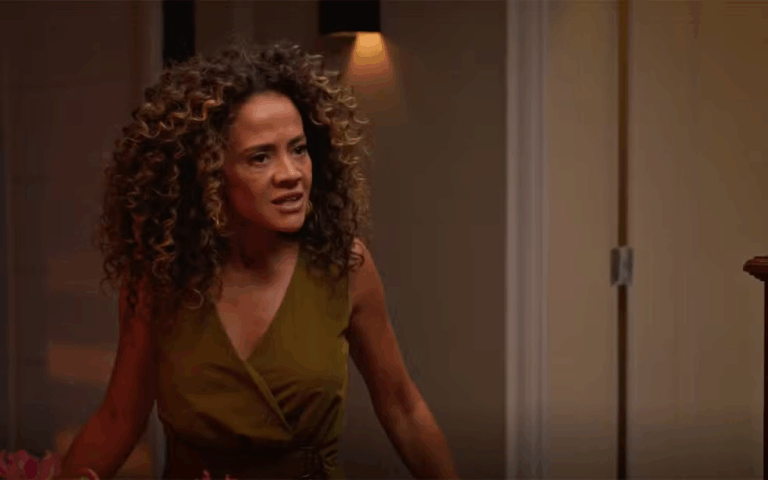 Tânia flagra Filipa e Jaques juntos e surta em Dona de Mim