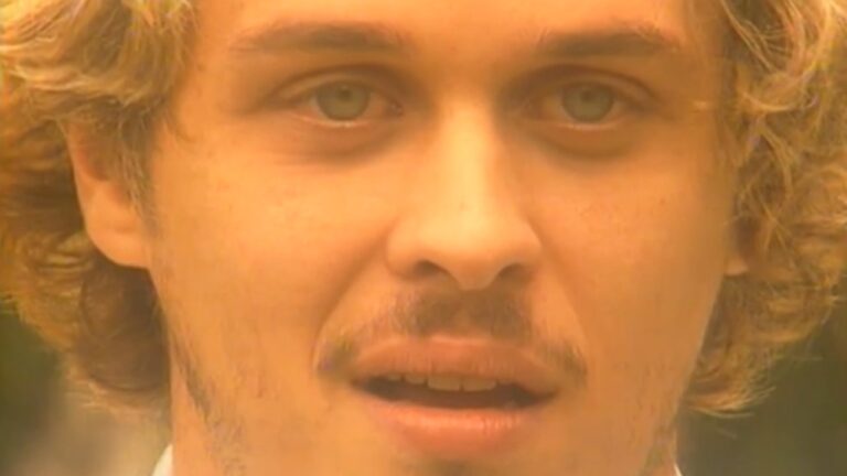 Alexandre com expressão emocionada e olhar distante em cena espiritual da novela A Viagem da TV Globo