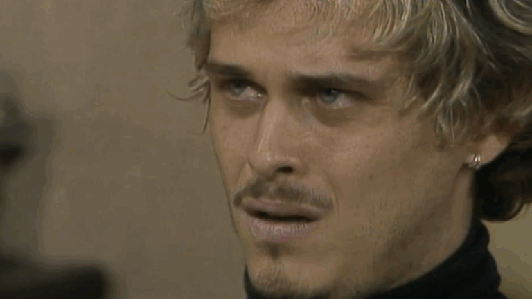 Personagem Alexandre com expressão séria e olhar fixo em cena da novela A Viagem da TV Globo