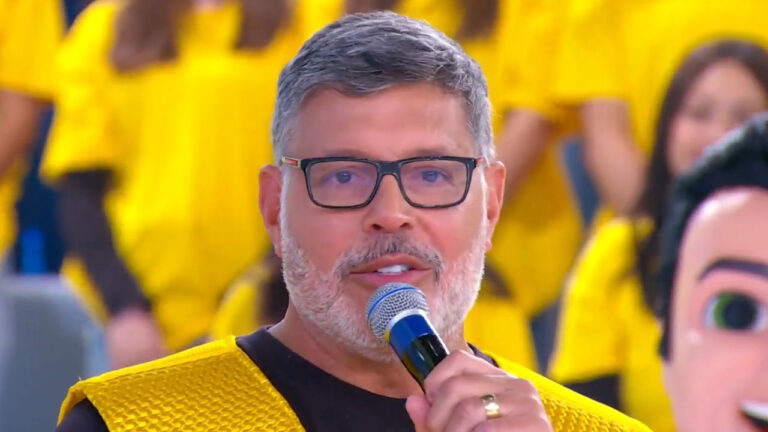 Alexandre Frota segura microfone e fala com o público durante participação no Domingo Legal