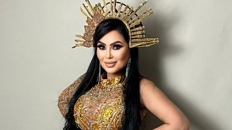 Ana Paula Oliveira com vestido dourado bordado e adereço de cabeça em formato de coroa dourada