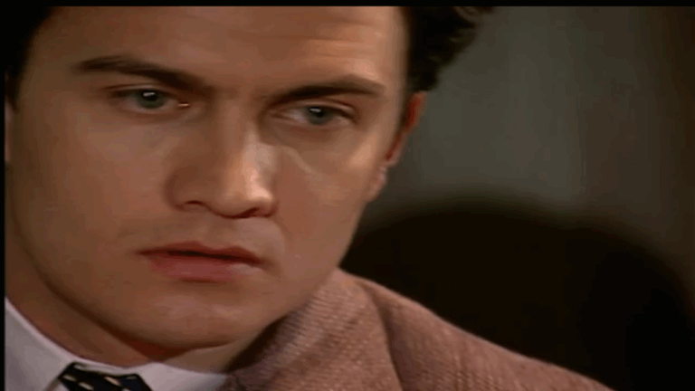 Augusto com expressão séria em cena da novela Terra Nostra