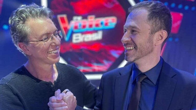 Foto de Boninho e Tiago Leifert no estúdio do The Voice Brasil