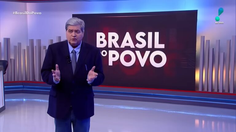 Foto do apresentador José Luiz Datena no estúdio do programa Brasil do Povo