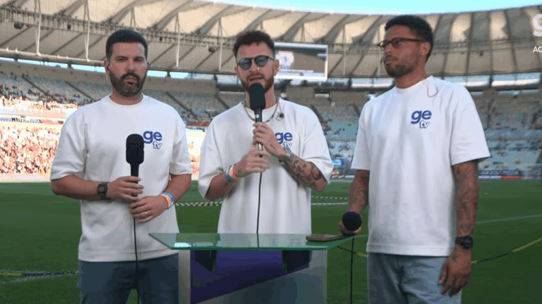 Bruno Formiga, Fred Bruno e André Balada com camisas brancas da GE TV no gramado do Maracanã em transmissão esportiva