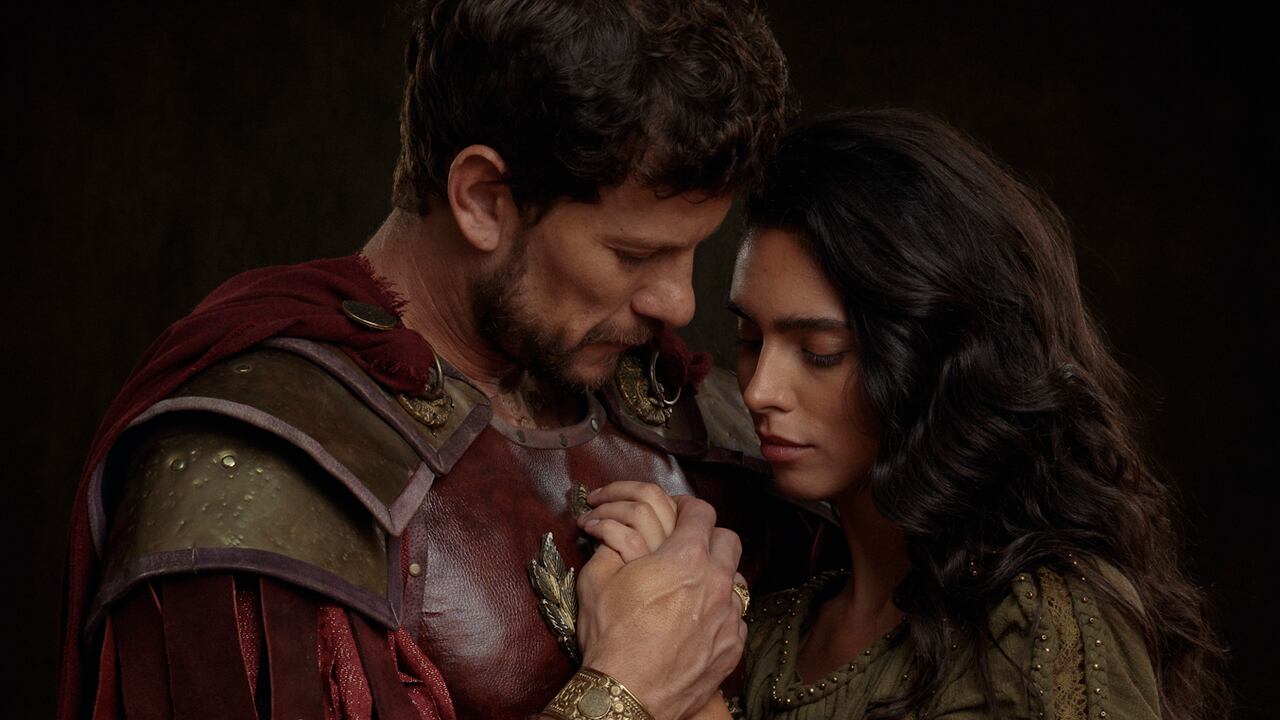 Caius interpretado por Dudu Pelizzari e Elisa vivida por Nathalia Florentino se olhando em foto promocional de O Senhor e a Serva