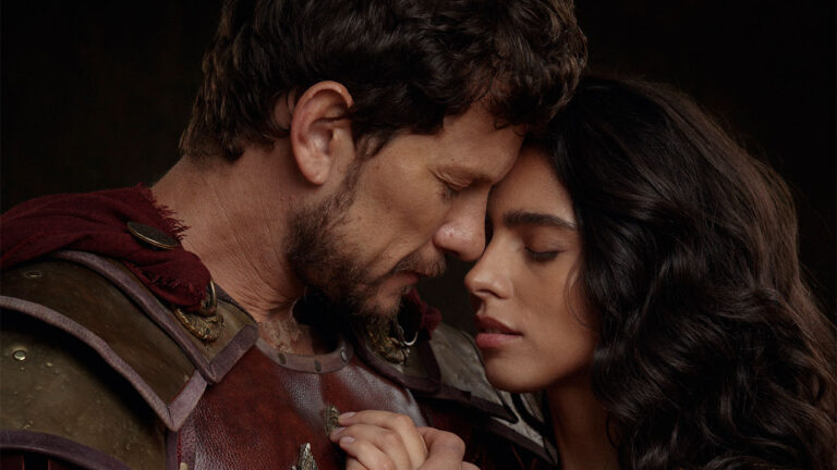 Dudu Pelllizari como Caius e Nathalia Florentino como Elisa abraçados em foto romântica da série O Senhor e a Serva