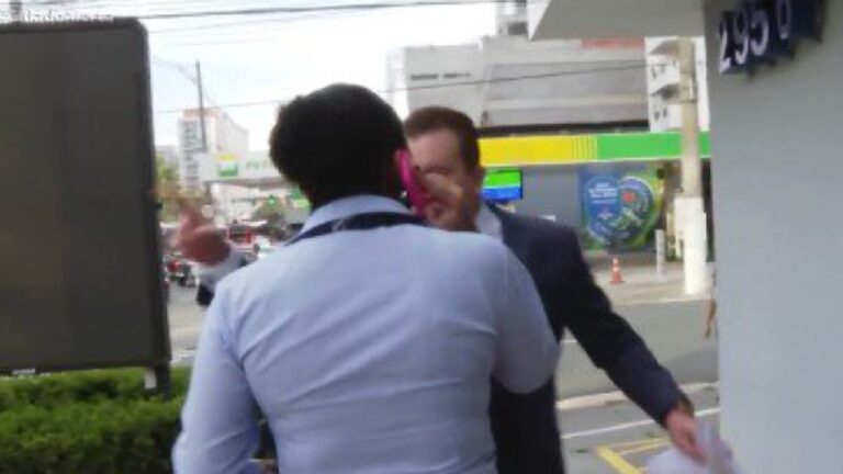 Celso Russomanno fala com mulher durante gravação da Patrulha do Consumidor da Record na rua