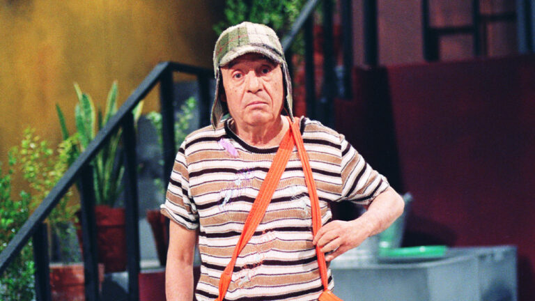 Roberto Gómez Bolaños caracterizado como Chaves com gorro e camiseta listrada na vila