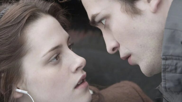 Bella e Edward se encaram de perto com expressões intensas em cena do filme Crepúsculo